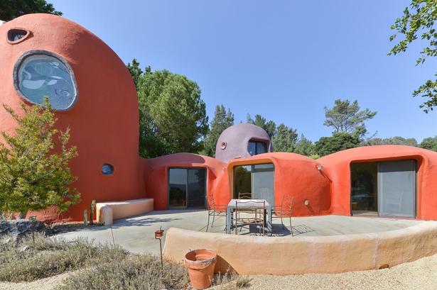 FARVESKIFT. Først var huset hvidt, men senere blev det malet orange. 