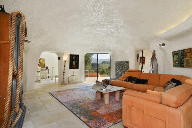 STUEN. Her er der bygget om, så man ikke længere kigger ud på motorvejen. 