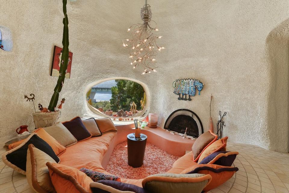 SNAKKEHJØRNE. I et hjørne af stuen er der opført en 'conversation pit'. 