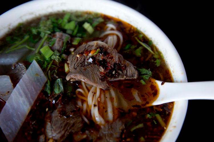 Skuffende. De håndlavede nudler kommer ikke til deres ret i en kedelig oksebouillon, mener Politikens anmelder. 