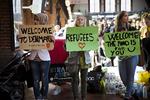 Velkomst. Mere end 50 mennesker stod klar til at byde syriske flygtninge velkommen på Københavns Hovedbanegård. Der var skilte, blomster, mad og vand - men flygtningene udeblev. 