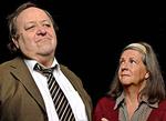 DREVENT. Der er noget næsten dyrisk over både Hans Holtegaard og Susanne Heinrich, som spiller Gruesen og hans kone, Oline. 
