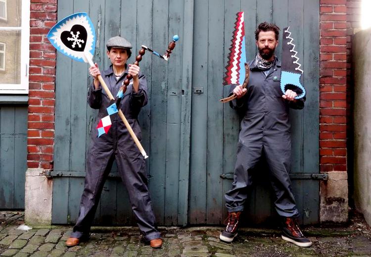 Hemmelighedskræmmeri: Annabelle Nielsen og Kenn Munk, der tilsammen udgør kunstnerduoen En hemmelig klub, maler for tiden på et gademaleri i Kroghsgade. 