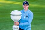 TROFÆET. Med sejren fulgte en check på 37.500 euro (ca. 280.000 kr.), der sender Nicole Broch Larsen op som nummer fire på årets pengeliste på Ladies European Tour. 