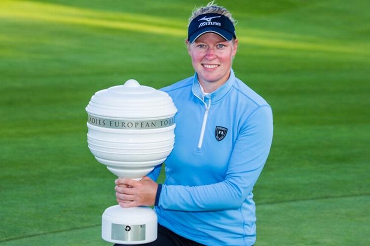 TROFÆET. Med sejren fulgte en check på 37.500 euro (ca. 280.000 kr.), der sender Nicole Broch Larsen op som nummer fire på årets pengeliste på Ladies European Tour. 