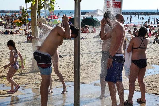 Gordon Pool. Betal ca. 100 kroner, og du har adgang til en stor pool med havvand og lækker terrasse. 
