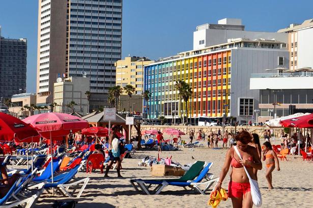 Frishman Beach. Stranden er et virvar af badegæster og folkelig stemning, og her lyder en kostant dak-dak-lyd. Den kommer fra strandspillet matkot, der består af en lille hård bold og to bat af træ. Man får let det indtryk, at hele Tel Aviv er i gang med at spille samtidig. Bolde flyver i luften, og lyden er temmelig insisterende. 