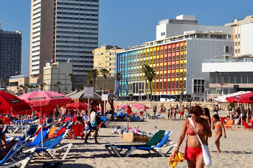 Frishman Beach. Stranden er et virvar af badegæster og folkelig stemning, og her lyder en kostant dak-dak-lyd. Den kommer fra strandspillet matkot, der består af en lille hård bold og to bat af træ. Man får let det indtryk, at hele Tel Aviv er i gang med at spille samtidig. Bolde flyver i luften, og lyden er temmelig insisterende. 