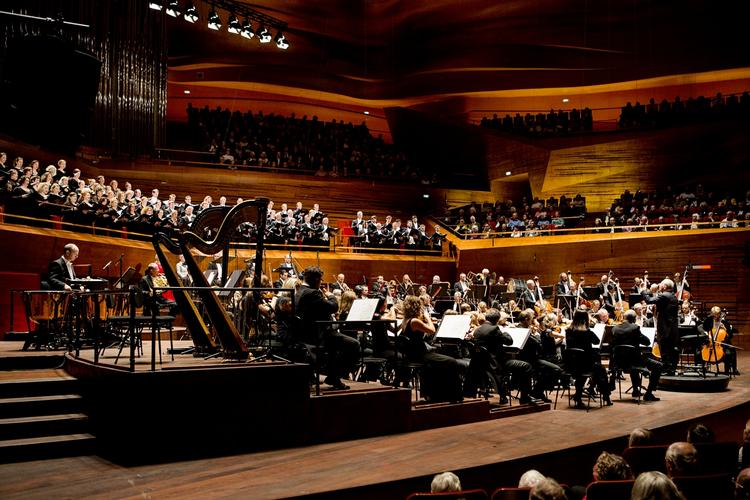 Koncertsalen. I torsdags fyldtes rummet med tonerne af Brahms dødsmesse fra 1860erne. 