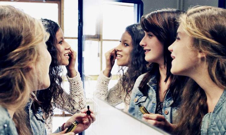 Teenagere. Råt portræt af de tre veninder Sarah (Athalia Routier), Louise (Najaa Bensaid) og Jade (Galatea Bellugi) i debutant Hélène Zimmer Boing 14. 