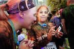 INGEN har løbeur med til COLOR RUN NIGHT i Stockholm. Men alle har husket mobilen. 