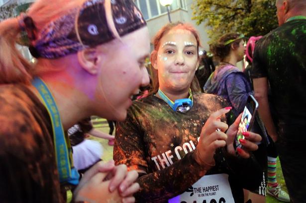 INGEN har løbeur med til COLOR RUN NIGHT i Stockholm. Men alle har husket mobilen. 