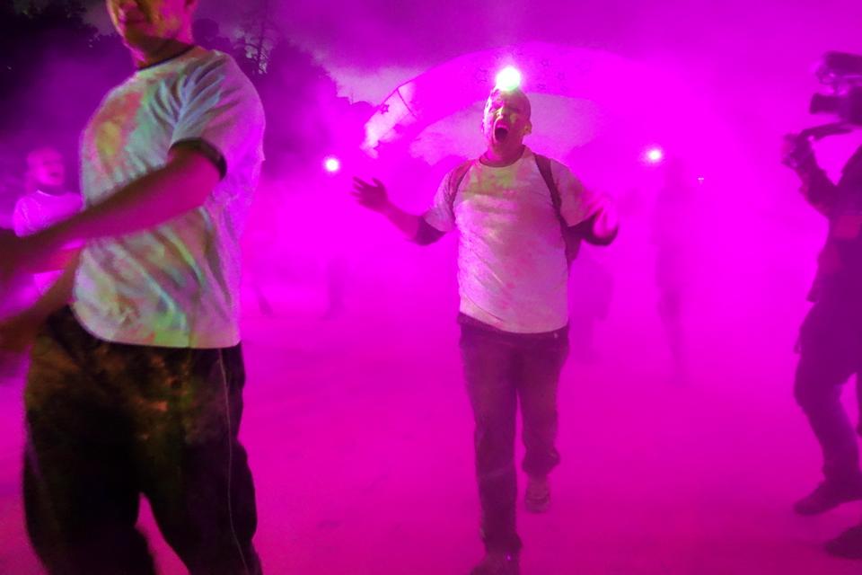 PURPLE RAIN. Første farvezone, hvor vi først lige har fået et skvæt vand med en vandslange, så farven hænger fast. 