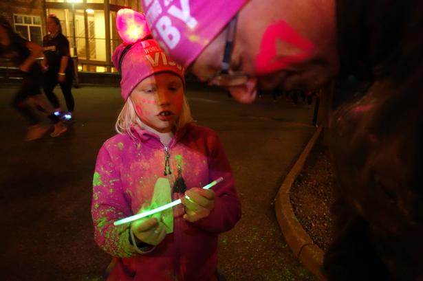EVELYN. Nadja og far er klar til at heppe. 