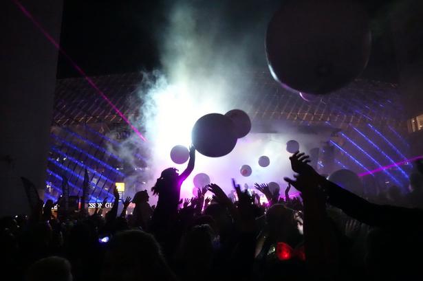 PARTYTIME. Og så er der fest. Med farvekast, lasere, gummibåde og bolde. 