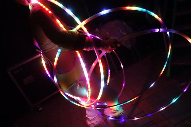 HULAHOP. Mirta Hoop og seks dansere piskede stemningen op. 