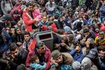 Et par km fra grænsen ligger byen Nickelsdorf med knap 2.000 indbyggere. Her venter flygtninge og migranter på stationen. 