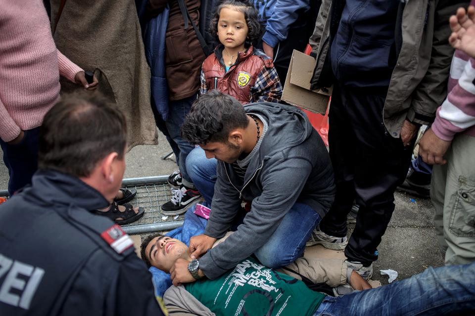 Hassan er fra den syriske by Aleppo. Han besvimer af udmattelse. 