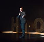 Comedy. Lars Hjortshøj leverer sine sproglige finter med stor sikkerhed. 