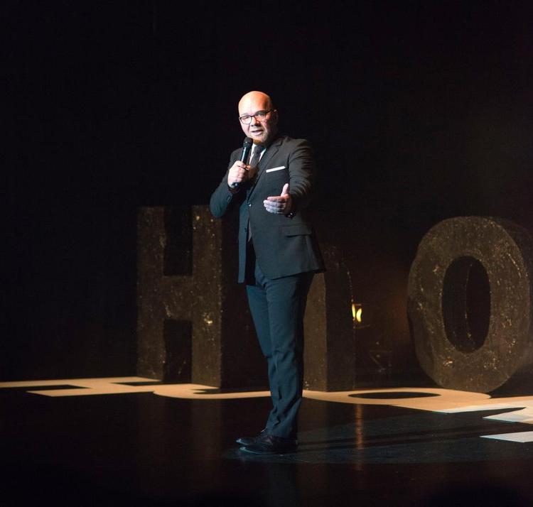 Comedy. Lars Hjortshøj leverer sine sproglige finter med stor sikkerhed. 