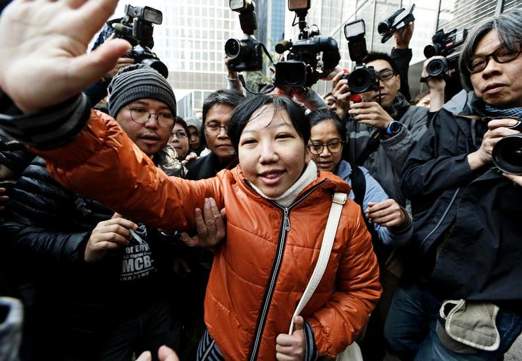 husslave. Erwiana Sulistyaningsih foran retten, hvor hendes tidligere arbejds- giver blev idømt 6 år fængsel for systematiske overgreb. Foto: Kin Cheung/AP 