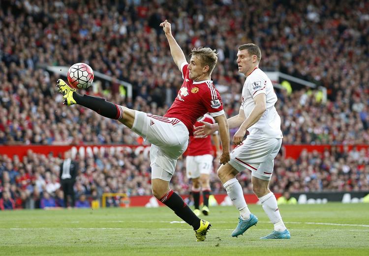 Boldkontrol. Manchester United's Luke Shaw kontrollerer bolden. 