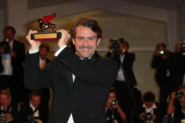 Filmprisvinder. Filminstruktør Lorenzo Vigas jubler over at have fået Guldløven for bedste film. 