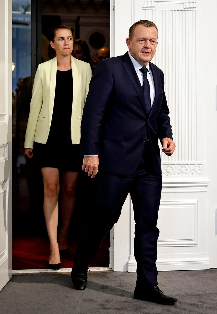 S-formand Mette Frederiksen og V-formand Lars LØkke Rasmussen nærmer sig hinanden i udlændingespørgsmålet.. 