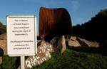 Hærværk. Tre gange er Anish Kapoors skulptur 'Dirty Corner' i slotsparken i Versailles blevet udsat for hærværk. 