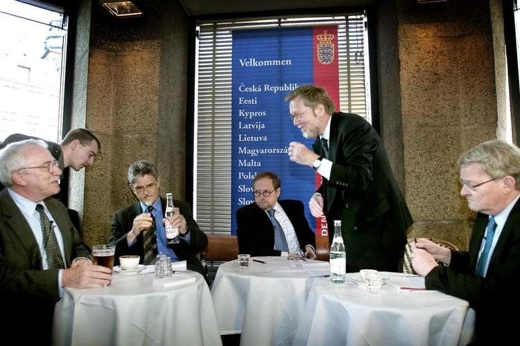 Periode. Fire danske udenrigsministre, der alle har påvirket tiden efter den kolde krig. Uffe Ellemann-Jensen, Mogens Lykketoft (S), Per Stig Møller (C) og Niels Helveg Petersen (B). Det er Steffen Gram, der er ordstyrer ved denne lejlighed, som er udvidelsen af EU i 2004. 