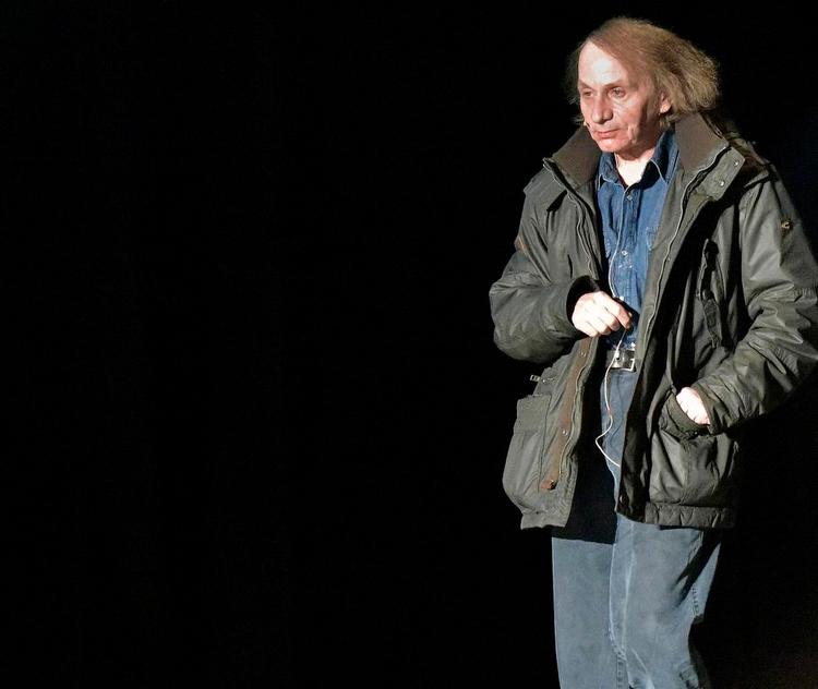 Mærket. Michel Houellebecq lever i dag under beskyttelse. Hans roman 'Soumission', der skildrer et fremtidigt Frankrig under en muslimsk præsident, udkom samme dag som terrorangrebet på Charlie Hebdo. Romanen har solgt over 600.000 eksemplarer i Frankrig. 