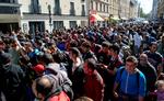 Ankomst. I går ankom 12.300 flygtninge og migranter til München. Her er de på vej fra stationen. 