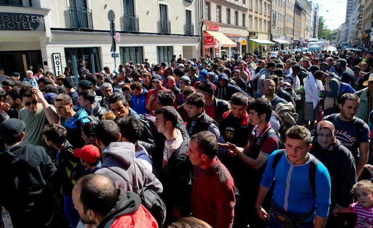 Ankomst. I går ankom 12.300 flygtninge og migranter til München. Her er de på vej fra stationen. 