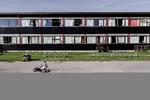 Asylcentrene er ikke en del af det danske samfund, men befinder sig på kanten af en velfærdsarkitektur fra vuggestuer over sygehuse til plejehjem, som vi bryster os af at være gode til. Vi anmelder tre centre indrettet i anlæg, der tidligere har tjent som henholdsvis kaserne, sanatorium og sindssygehospital. Her ses en del af Sandholmlejren. 