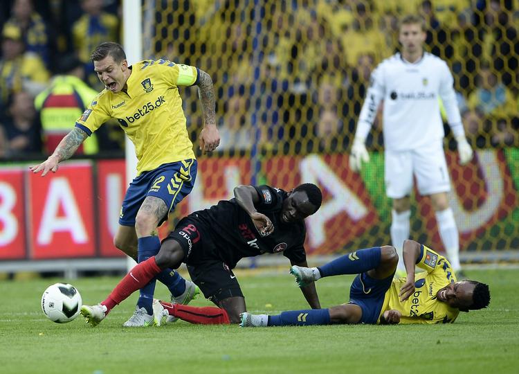 MODSPILLERE. I sidste uge var Daniel Agger (tv.) og Pione Sisto (i knæ) holdkammerater på landsholdet, men i dag kæmpede de indædt mod hinanden. 