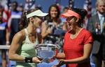 pokalsmil. Martina Hingis (tv.) og Sania Mirza vandt doublerækken i US Open. Parret vandt tidligere i år også Wimbledon. 