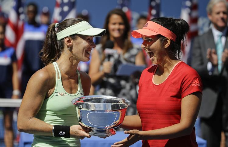pokalsmil. Martina Hingis (tv.) og Sania Mirza vandt doublerækken i US Open. Parret vandt tidligere i år også Wimbledon. 