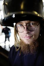 Strandet. Da Frederik Borup Pedersen ikke kunne finde læreplads, så endte han på kontanthjælp. Nu er en mentorordning ved at få arbejdslivet på skinner. 