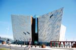 Midtpunkt. Omdrejningspunktet i det nye kvarter Titanic Quarter er Titanic Belfast, der fortæller historien om det berømte skib, som blev bygget i Belfast, men forliste på jomfrurejsen mod New York. 