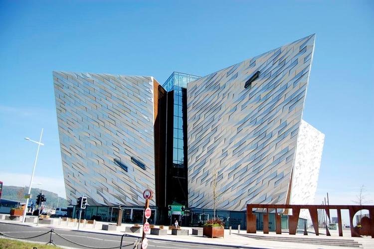 Midtpunkt. Omdrejningspunktet i det nye kvarter Titanic Quarter er Titanic Belfast, der fortæller historien om det berømte skib, som blev bygget i Belfast, men forliste på jomfrurejsen mod New York. 