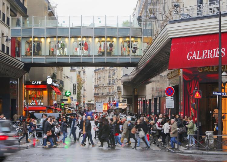 KØBELYST. Planer om søndagsåbent i f.eks. Paris' stormagasiner er vedtaget, men endnu ikke gennemført. 
