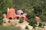 APARTE.  Det opsigtsvækkende 'Flintstone House' i San Francisco er sat til salg. På billedet kan man ikke se, at det ligger lige op ad en motorvej. 