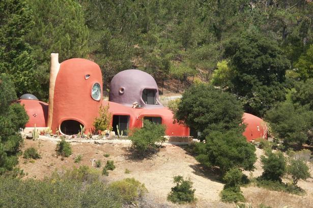 APARTE.  Det opsigtsvækkende 'Flintstone House' i San Francisco er sat til salg. På billedet kan man ikke se, at det ligger lige op ad en motorvej. 