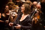 Topklasse. Den svenske specialist i Mahler, Anna Larsson, har alt hvad der kræves af altstemmen i 'Das Lied von der Erde', mens canadiske Michael Schade har råstyrken til at hamle op med Mahlers kæmpeorkester. 