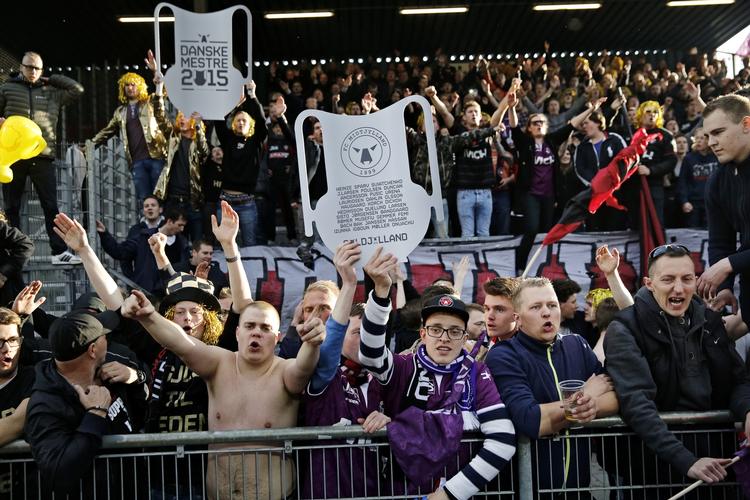 Fredeligt. Som regel er der liv og glade dage på stadion i Herning, men mod Southampton noterede Uefas observatør flere regelbrud. 