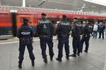 MIGRATION. Østrigske betjente kontrollerer banegården i Salzburg under flygtningekrisen. 