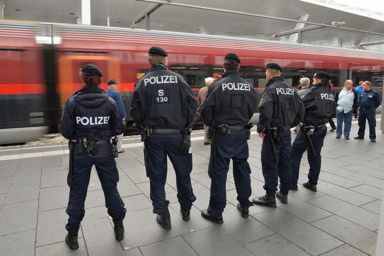 MIGRATION. Østrigske betjente kontrollerer banegården i Salzburg under flygtningekrisen. 