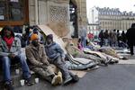 Opgør. Flygtningekrisen diskuteres også i Paris. Her ses en gruppe udlændinge fra Sudan. 