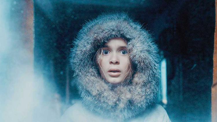 Eventyr. 'Operation Arktis' er en norsk familiefilm om tre søskende, der sniger sig om bord på en redningshelikopter i den tro, at den flyver til Stavanger, hvor deres far bor. Men de ender i stedet på en øde ø. 