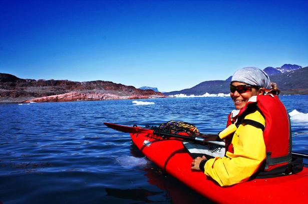SEJLTUR. Kajakinstruktør Andrea Alfonso Alonso fører an under en tur i kajak mellem isbjergene i Tasiusaq-gjorden i det sylige Grønland. 